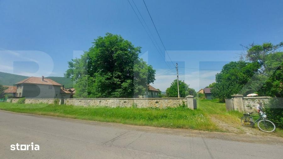 Casă cu 9 camere cu Teren 36000 Mp în Central