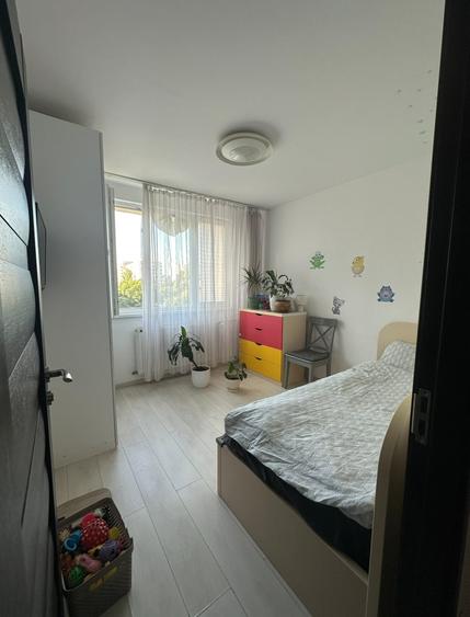 Apartament cu 3 camere decomandat în Drumul Taberei