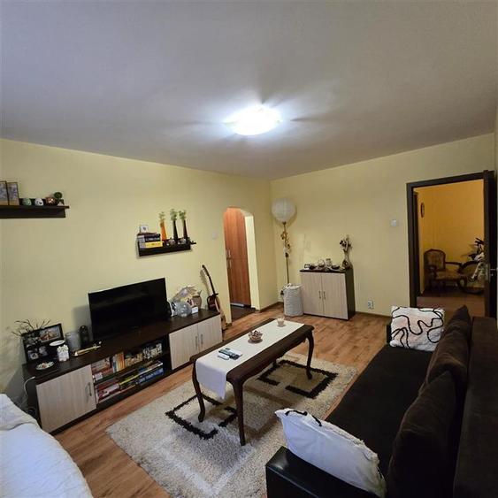 Apartament cu 3 camere semidecomandat în Podu Roș