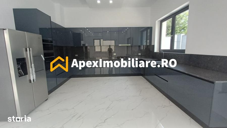 Casă cu 7 camere cu Teren 500 Mp în Central