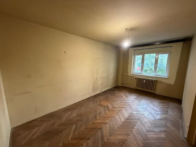 Apartament cu 3 camere semidecomandat în 1 Mai