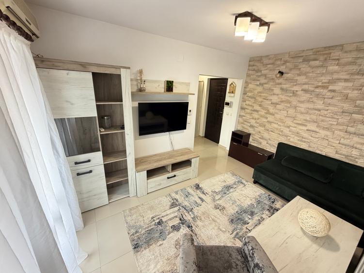 Apartament cu 4 camere semidecomandat în Baza 3