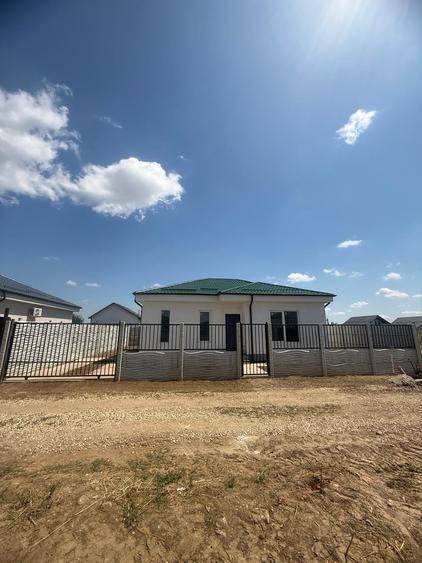 Casă cu 3 camere cu Canalizare în Est