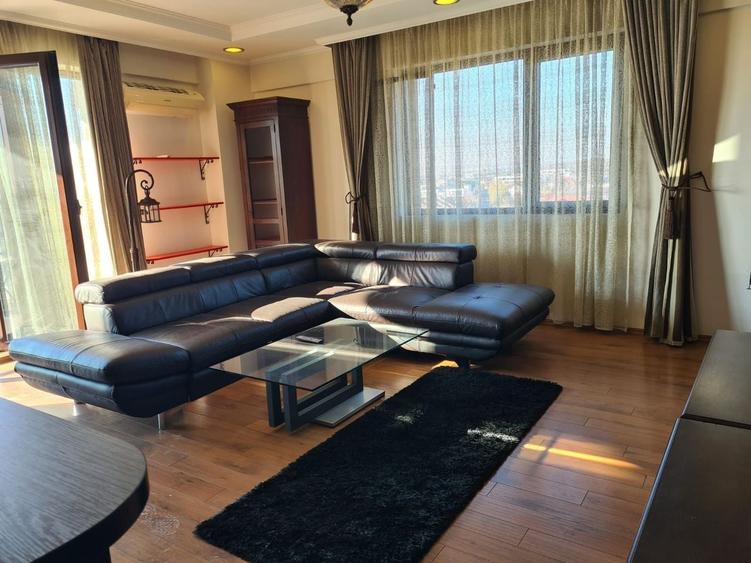 Apartament cu 3 camere semidecomandat, mobilat în Pipera