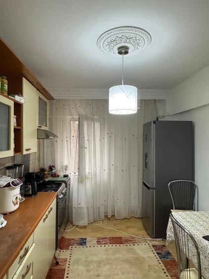 Apartament cu 4 camere decomandat, mobilat în Dacia