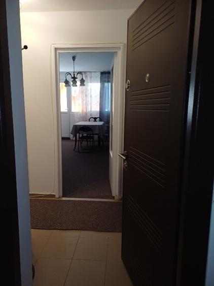 Apartament cu 3 camere semidecomandat, mobilat în Titan