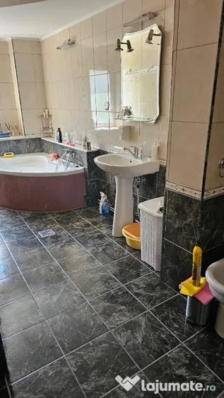 Apartament cu 4 camere decomandat în Găvana