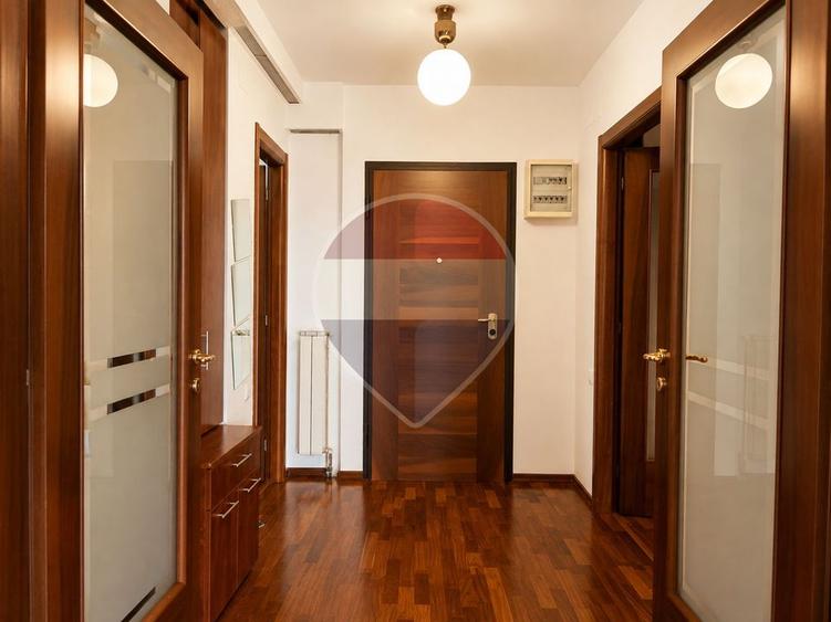 Apartament cu 3 camere semidecomandat, mobilat în P-ta Presei Libere