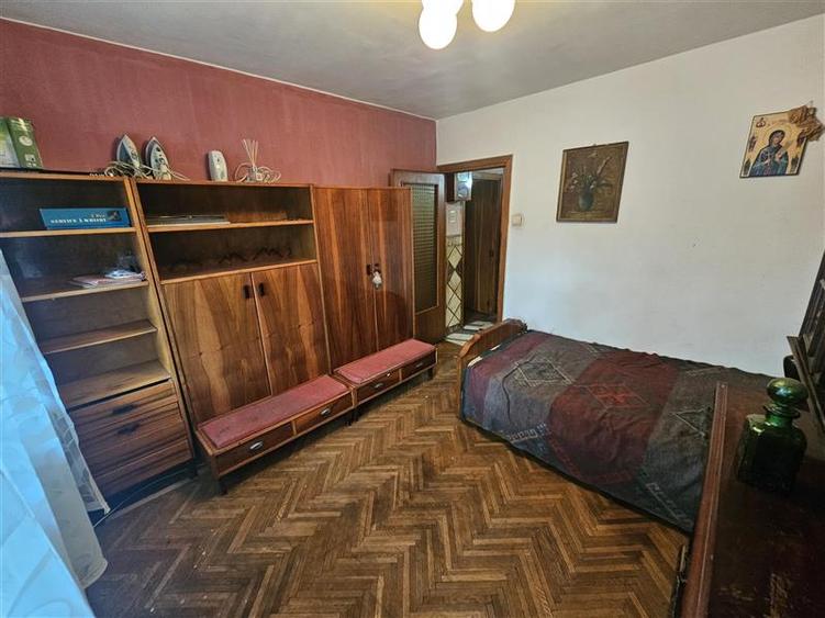 Apartament cu 4 camere semidecomandat, mobilat în Micro II