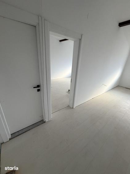 Casă cu 5 camere cu Teren 150 Mp în Roșu