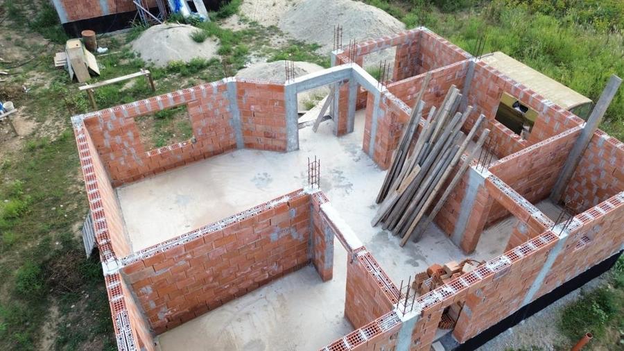 Casă cu 4 camere cu Teren 500 Mp în Roșu