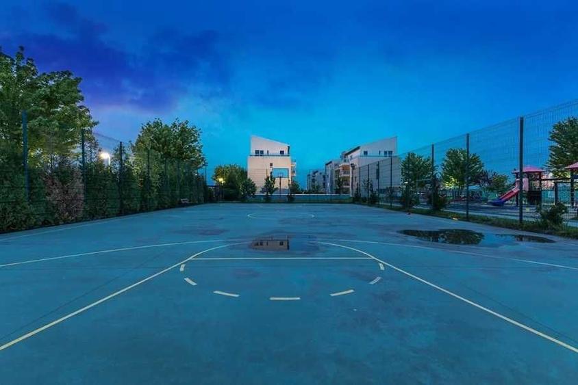 Apartament cu 3 camere semidecomandat în Băneasa