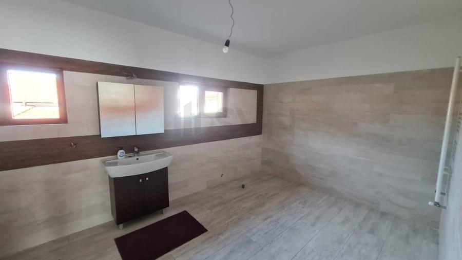 Casă individuală cu 5 camere cu Canalizare în Păcii