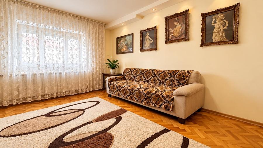 Apartament cu 3 camere decomandat în Soarelui