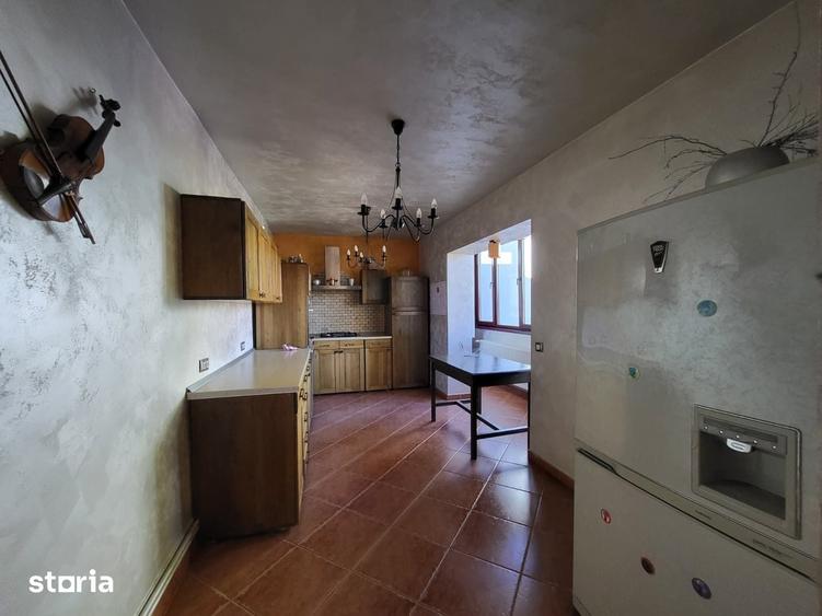 Casă cu 6 camere cu Teren 353 Mp în Tractorul