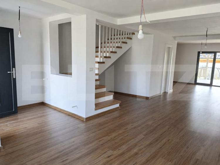 Casă cu 4 camere cu Teren 250 Mp în Leamna de Jos
