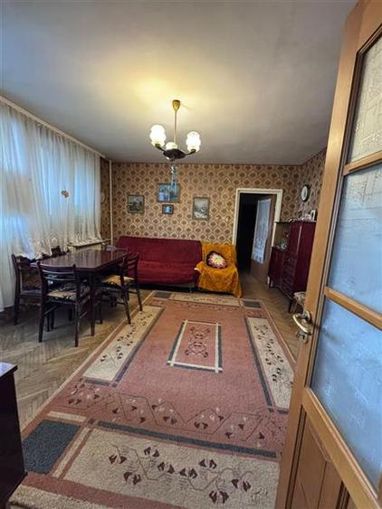 Apartament cu 3 camere semidecomandat în Obor