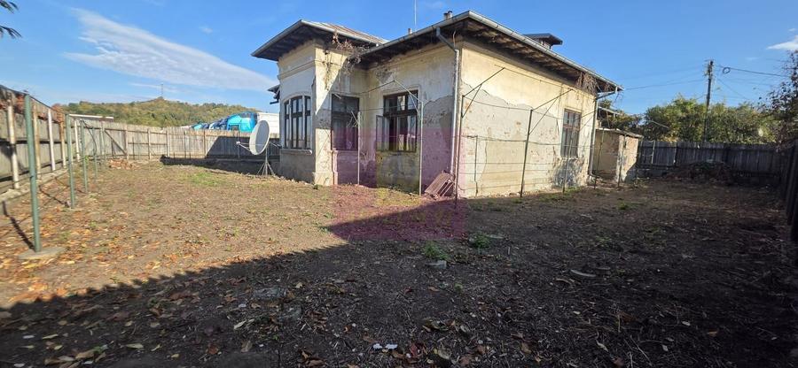 Casă individuală cu 4 camere cu Teren 736 Mp în Est