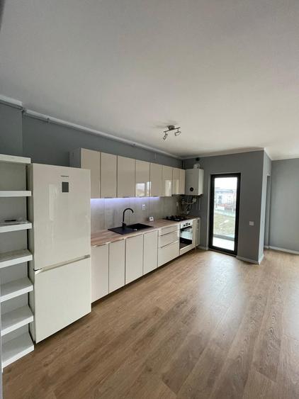 Apartament cu 3 camere semidecomandat, mobilat în Florești