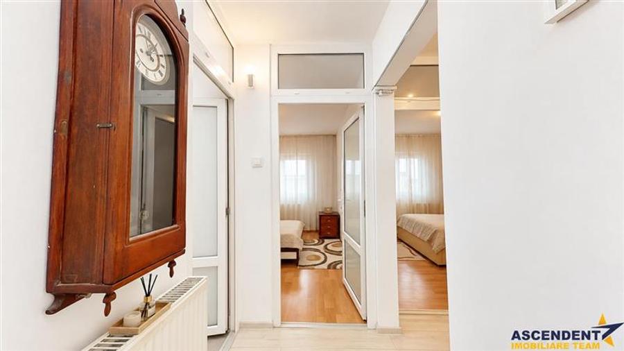 Apartament cu 3 camere decomandat, mobilat în Tractorul