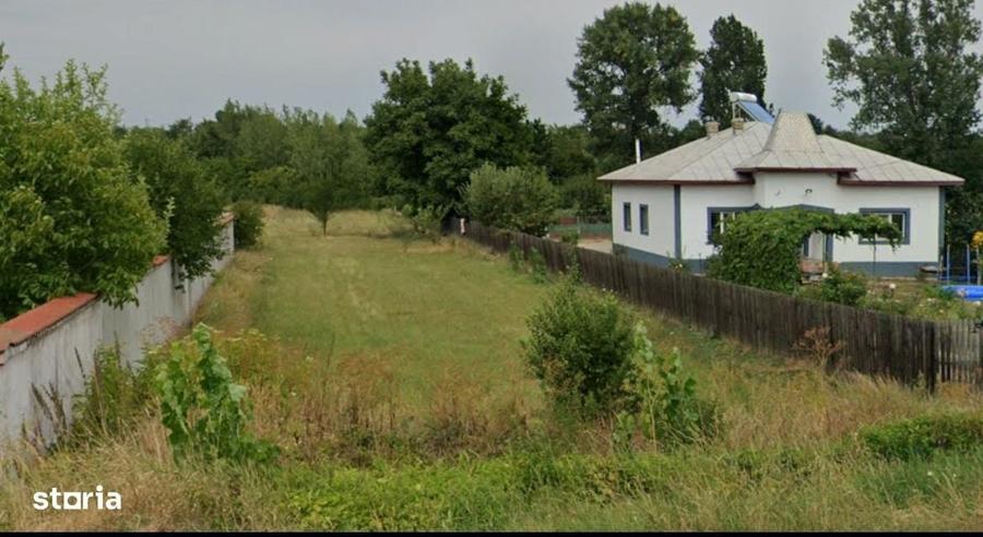 Teren de 2500 mp, în Crețu