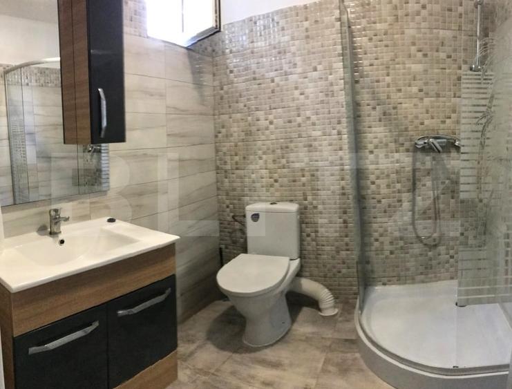 Casă individuală cu 7 camere cu Canalizare în Fieni
