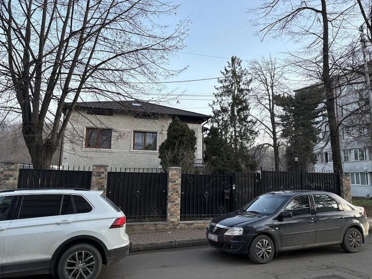 Casă cu 4 camere cu Teren 160 Mp în Central