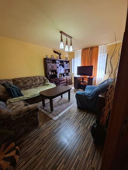 3 camere decomandate , centrala pe gaze, ,zona Dacia , pe SUD, pod  deasupra - 2