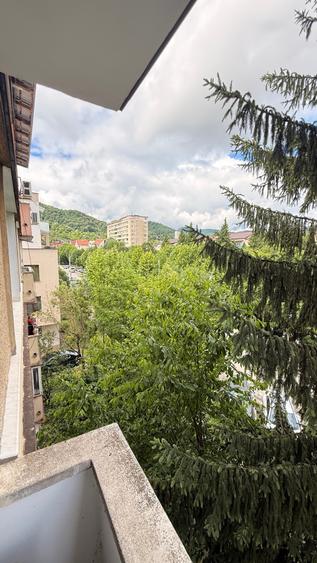 Apartament cu 4 camere decomandat în Săsar