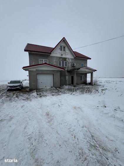 Casă cu 4 camere cu Teren 8300 Mp în Gălbinași