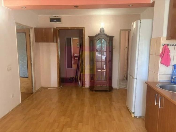 Apartament cu 3 camere decomandat în Drumul Sării