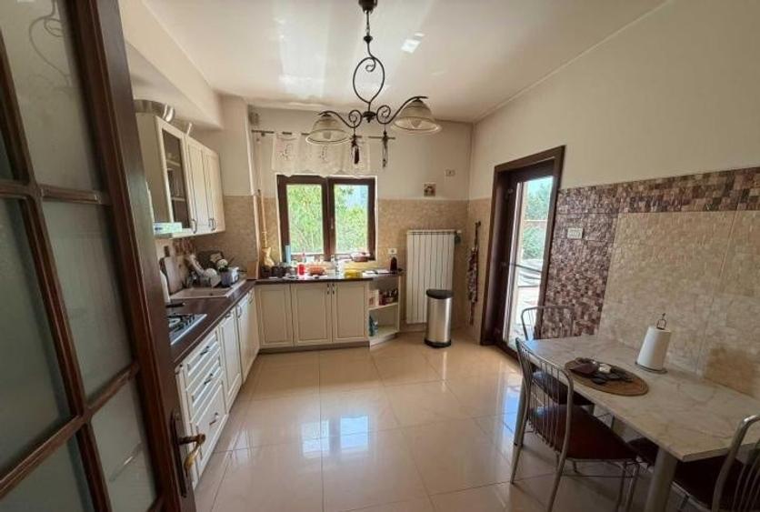 Casă individuală cu 6 camere cu Garaj în Berceni