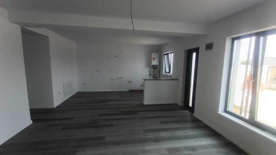 Casă individuală cu 4 camere cu Canalizare în Cârcea