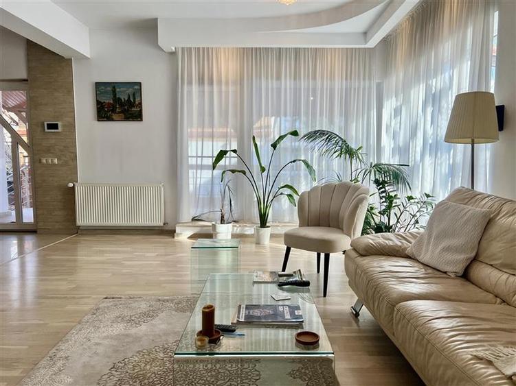 Casă individuală cu 5 camere cu Teren 404 Mp în Aviației