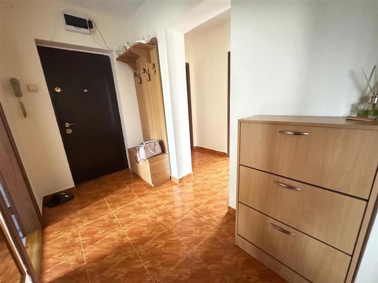 Apartament cu 4 camere decomandat, mobilat în Cedonia