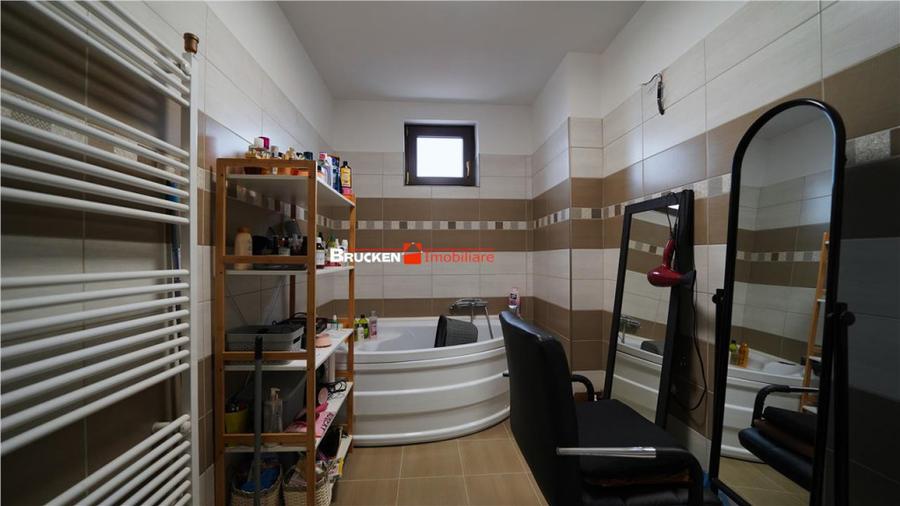 Sanmartin - Vila cu 3 apartamente si potential de - 3