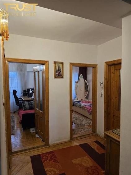 Apartament cu 4 camere decomandat în Central