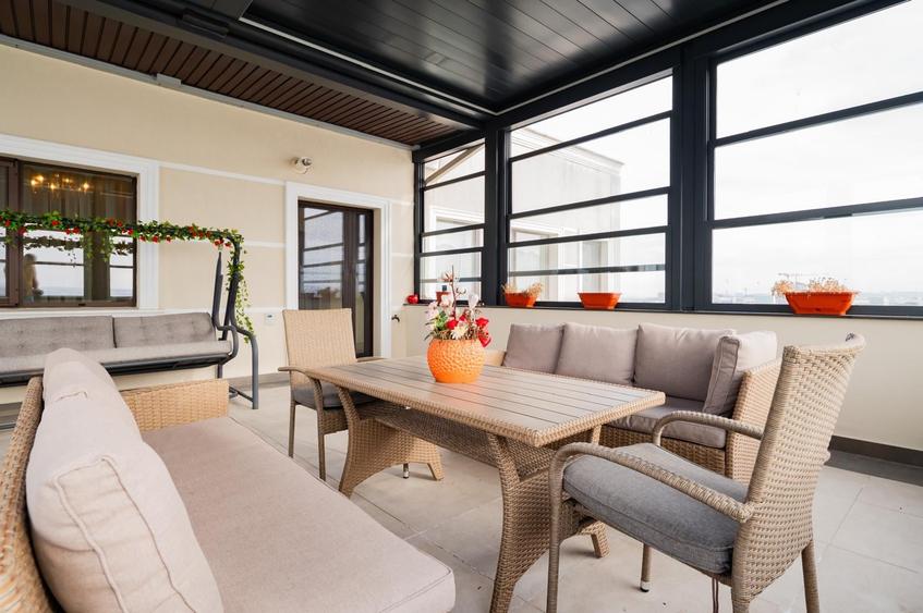 Penthouse cu 5 camere decomandat, mobilat în Central