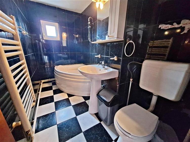 Apartament cu 3 camere decomandat în Narcisa