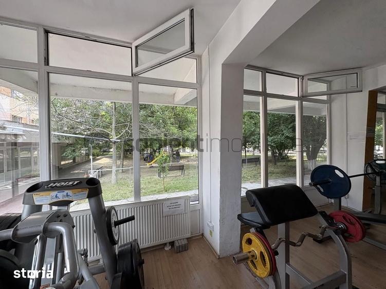 Spațiu comercial, de 300 mp, în Rogerius