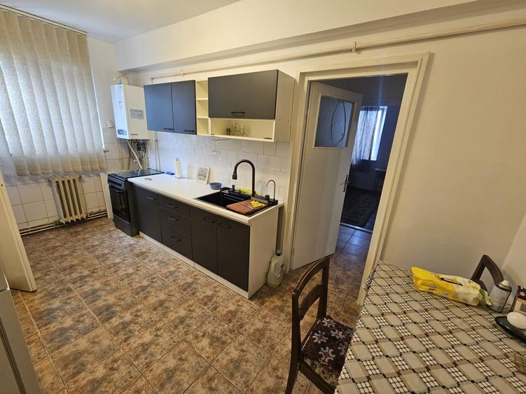Apartament cu 3 camere decomandat, mobilat în Central