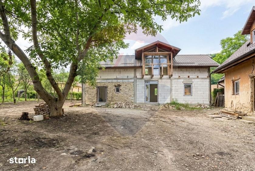 Casă cu 4 camere cu Teren 1381 Mp în Moldovenești