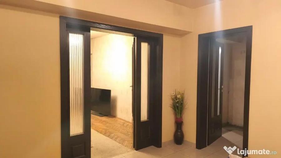 Apartament cu 3 camere decomandat în 22 Decembrie