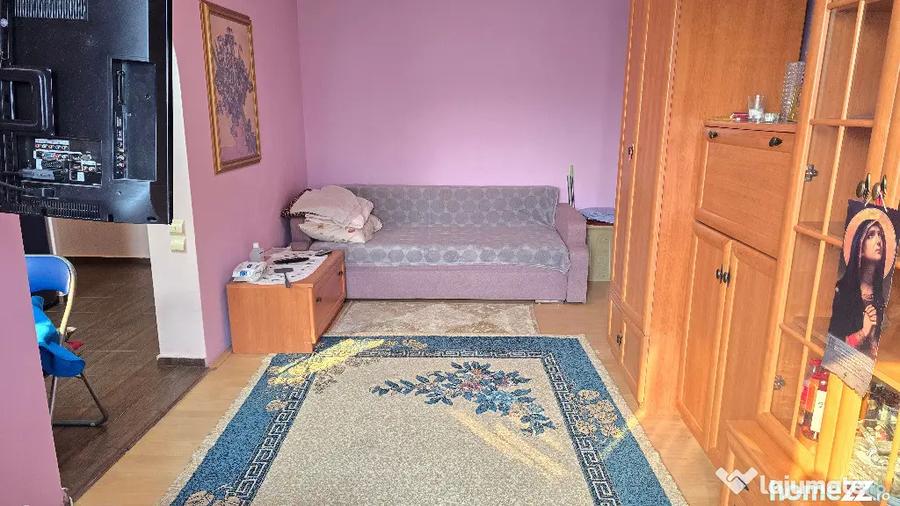 Apartament cu 3 camere semidecomandat în Micro 15
