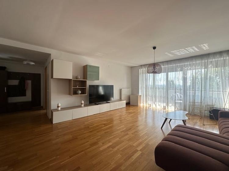 Apartament cu 3 camere semidecomandat în Sisești