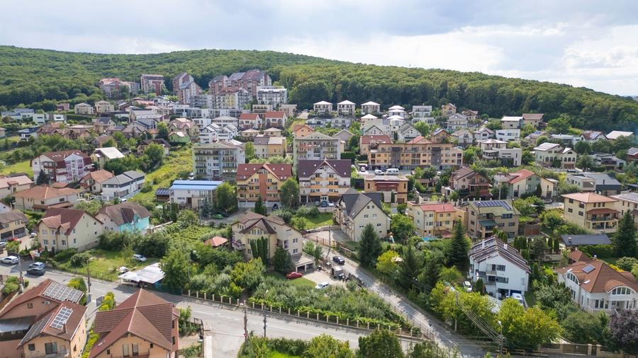 Apartament cu 3 camere semidecomandat în Câmpului