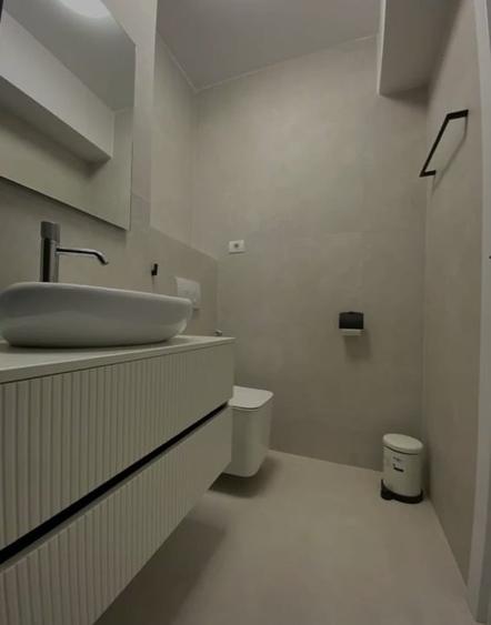 Apartament cu 3 camere decomandat, mobilat în Central