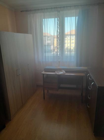 Apartament cu 3 camere decomandat în Vitrometan
