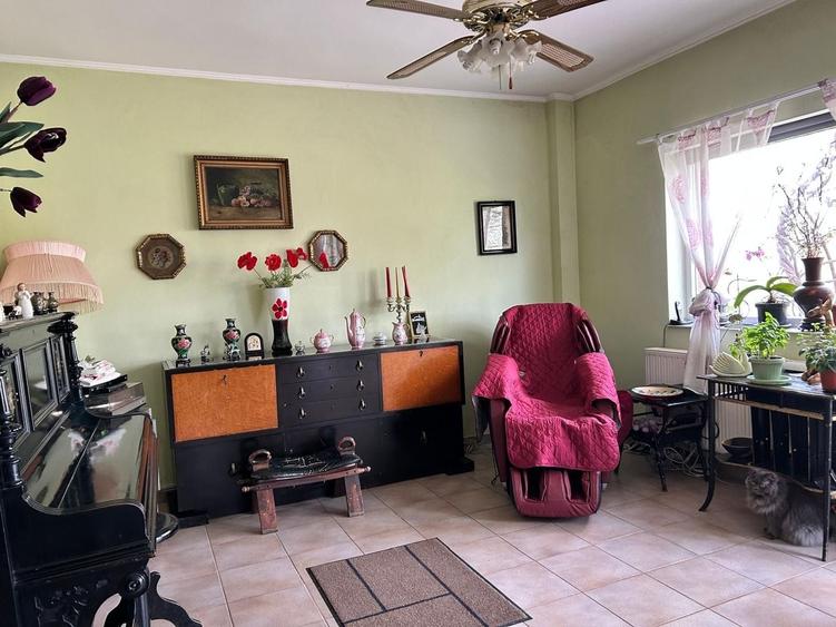Casă individuală cu 10 camere cu Canalizare în Sud-Vest