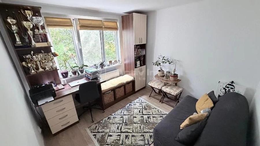 Apartament cu 4 camere decomandat în Drumul Taberei